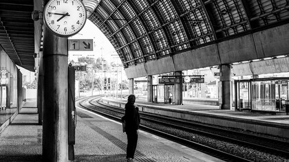 Mulher espera o trem. "Instantes" me fez pensar sobre o tempo, atual modo de vida naquele tempo, amores