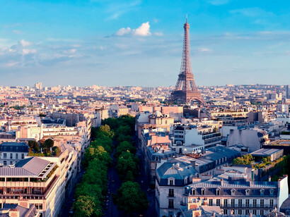 Paris, França. Ajudar a desenvolver as relações económicas das empresas lusófonas com a França