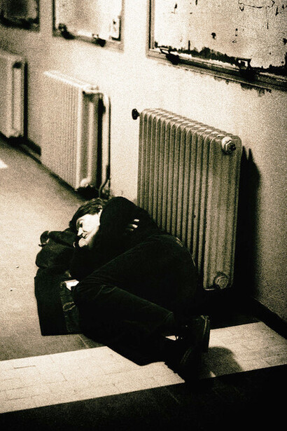 Guido Harari. Fabrizio De André dorme accanto il termosifone