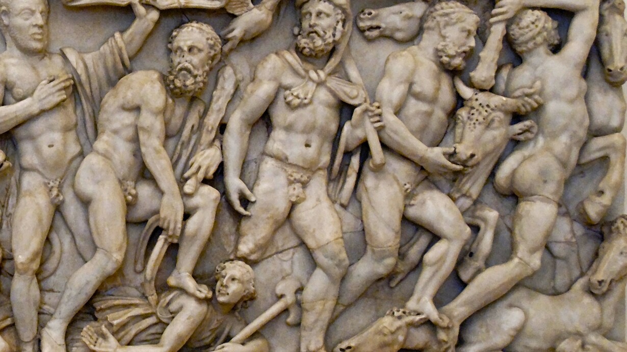 Relevo de un sarcófago com alguns dos Doze Trabalhos de Hércules