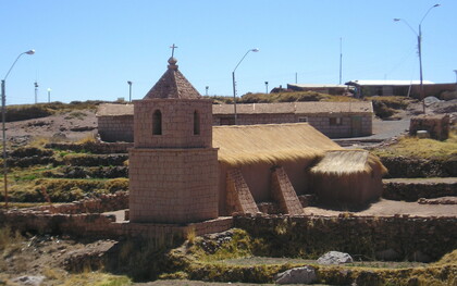 La comunidad mantiene un vínculo con el territorio que desafía las formas dominantes de habitar: no hay en su traza la voluntad de dominio, sino la persistencia de un entendimiento mutuo. Iglesia antigua de Socaire, Atacama, Chile