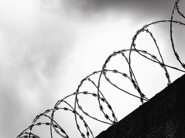 Il testo prevede che l'esecuzione avvenga mediante impiccagione entro 90 giorni dal passaggio in giudicato della sentenza e dispone la segregazione del condannato fino all'esecuzione