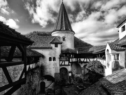 La Transilvania è anche l’unico luogo in cui, all’inizio e alla fine del romanzo, vediamo direttamente il conte Dracula come una persona esistente 