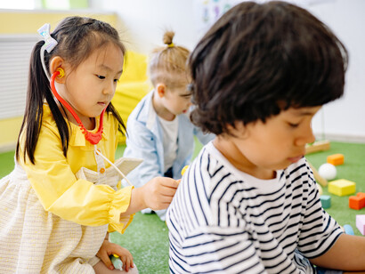 A educação Montessori não é solta, mas sim não hierarquizada