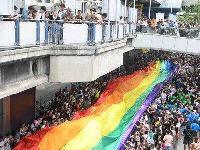 La representación de relaciones homosexuales en los medios ha sido un catalizador en la lucha por los derechos LGBTQ+, culminando en la aprobación del matrimonio igualitario.
Marcha del Orgullo en Bangkok, Tailandia, 1 de junio de 2024