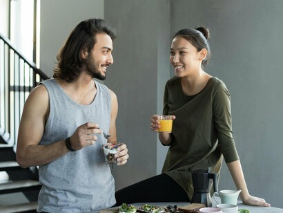 Casal troca confidências. Muitas vezes, no entanto, para dar validade a um argumento, apela-se para o testemunho de alguém com muita popularidade, mas que não possui conhecimento específico numa determinada área do saber para recomendar comportamentos que estão fora de seu campo de saber
