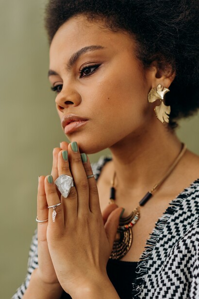 Ragazza con le mani giunte si prepara alla meditazione