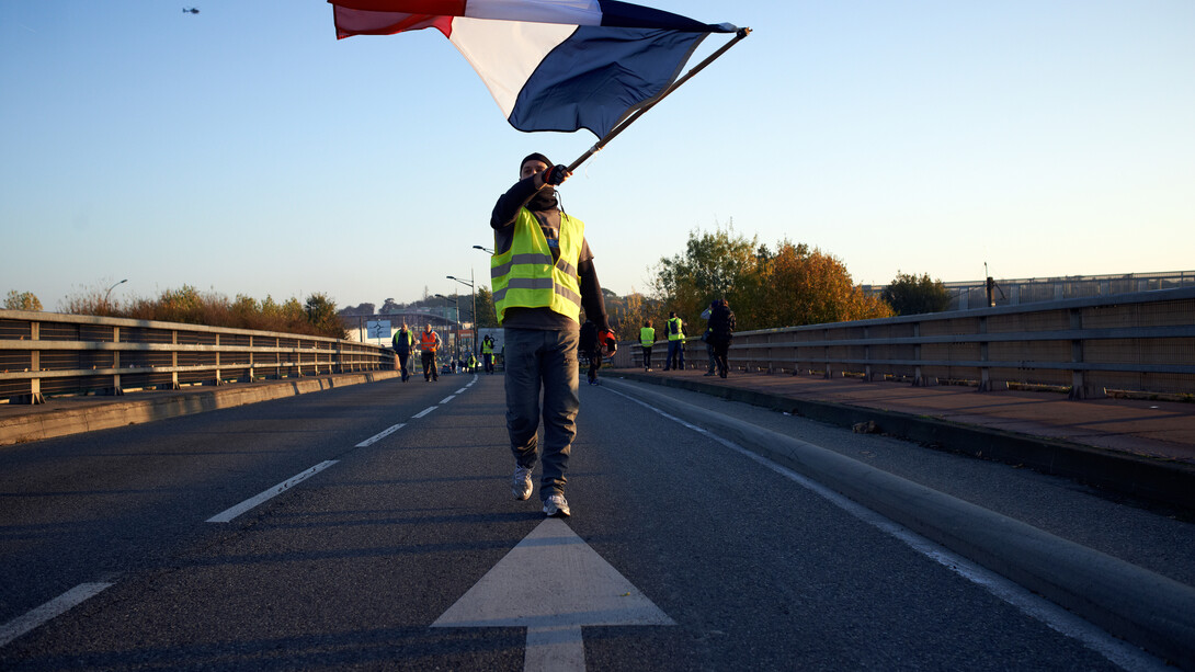Un «chaleco amarillo» agitando una bandera francesa
