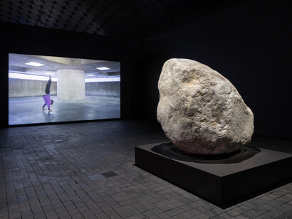 Anna Estarriola, Staged circumstances and piles of things, exhibition view. Courtesy of Amos Rex