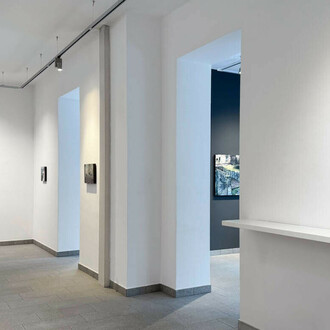 Matteo Massagrande, Soglie – Stanze, paesaggi, città, vista della mostra. Cortesia di Punto Sull'Arte