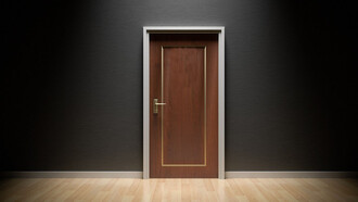 Porta di casa chiusa, domiciliari. Poco tempo fa mi contattò un cliente che diceva di aver bisogno di una connessione molto buona per casa perché, testuali parole: «Devo farmi i domiciliari in santa pace!»
