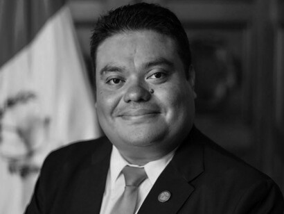 Allan Rodríguez, actual presidente del Congreso quien, según la oposición tiene un recorrido en la política, vínculos empresariales y aspiraciones a futuro cuestionables