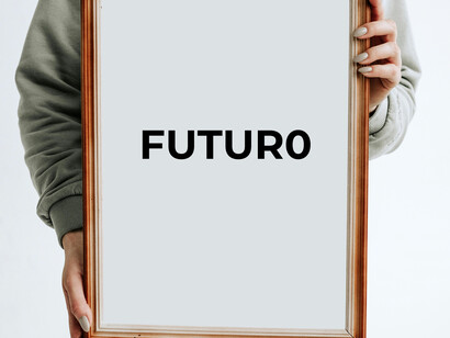 Un ragazzo tiene un quadro con la scritta 'Futuro', invitando a riflettere consapevolmente sui nostri passi