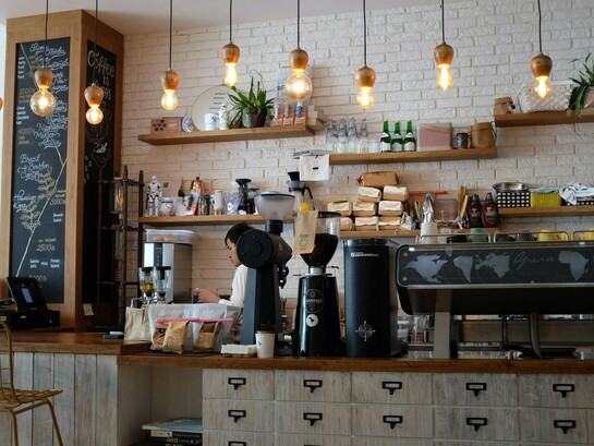 Un magnifique café bien équipé avec une machine à expresso très fonctionnelle, un moulin à café avec un éclairage suffisant, ce qui en fait un espace confortable