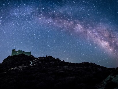 Ascolterai ancora con dedizione e rispetto il racconto tramandato dalle vecchie donne sotto il cielo di una notte stellata? 