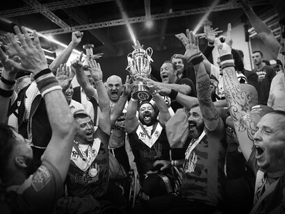 La France championne du monde de rugby XIII fauteuil. Le sport est réputé pour révéler les personnalités et s’il y a une chose qui soit évidente pour ceux qui côtoient au quotidien ces personnes porteuses de ce genre de pathologie, c’est qu’elle cache des capacités parfois supérieures à la moyenne © FFR XIII