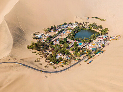 En Huacachina puedes lanzarte en sandboard o recorrer el desierto en buggy, sintiendo la adrenalina mientras el sol cae sobre la arena