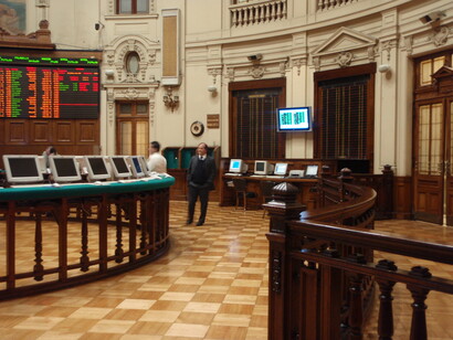 ¿Qué es el mercado primario? Mercado en el que se emiten y se venden por primera vez los activos financieros. Una vez colocados, pueden transarse en el mercado secundario.
Bolsa de Comercio, Santiago, Chile