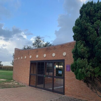 Anzio, Italia, l'ingresso al parco della Villa Imperiale enfatizzato con la creazione di una struttura in mattoncini, assimilabile per forma ad una barca, che contiene la biglietteria ed i servizi e un piccolo museo, progetto Romano Mastrella, 2000, ph. Roberto Luciani