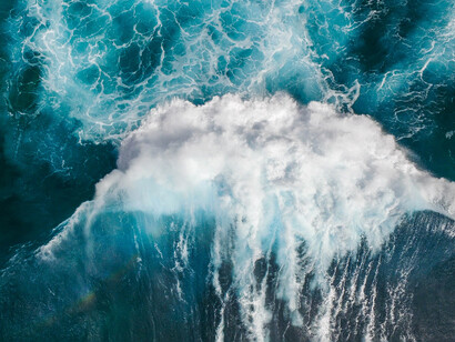 Non è mai quieta questa scrittura, come non lo è il mare