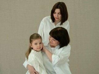 Três gerações de mulheres da mesma família. O gesto manual de tecer apresenta um registro das marcas da genealogia feminina