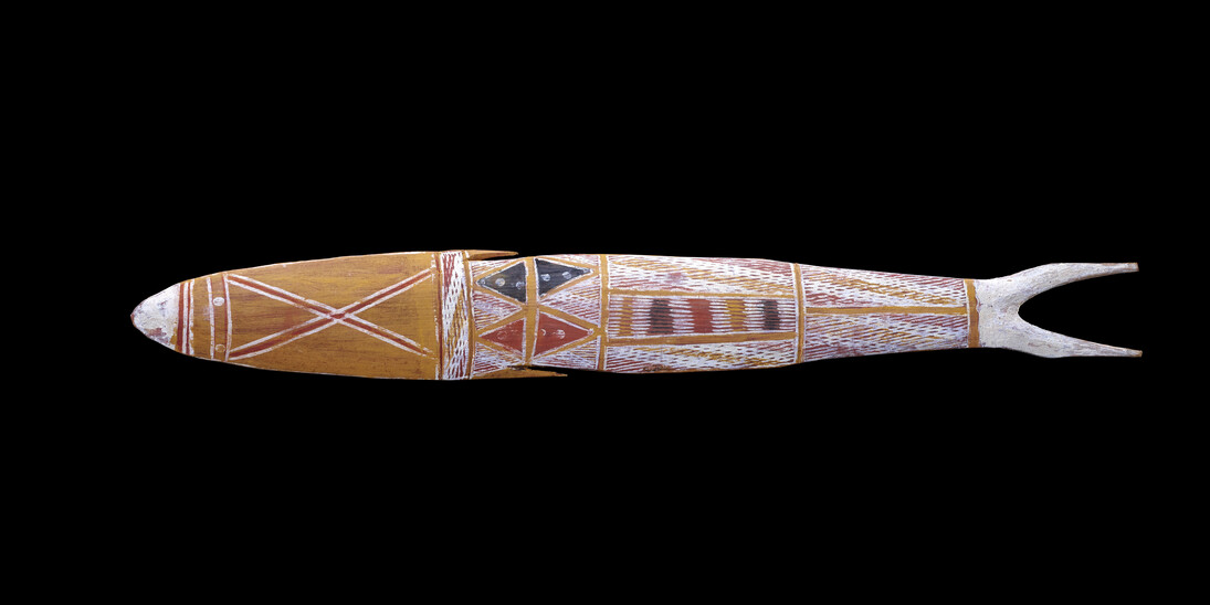 Statuette en forme de poisson, Australie, Territoire du Nord, Terre d’Arnhem centrale, îles Crocodile, Milingimbi, Yolngu. Milieu du 20e siècle, Bois, pigments naturels, L 56 cm l 7 cm, Don de Georges Barbey en 1960. Photo: © MEG, J. Watts