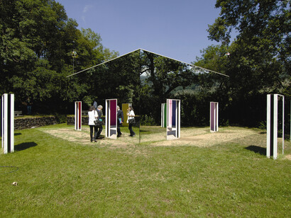 Daniel Buren, La cabane éclatée aux 4 salles
Lavoro in situ e permanente, collezione Gori, Fattoria di Celle, Santomato di Pistoia, 2005
Specchio, marmo bianco, marmo nero, cemento, colore, 400 x 878,3 x 878,3 cm, Courtesy the artist and GALLERIA CONTINUA, San Gimignano / Beijing / Les Moulins © Daniel Buren/ADAGP, Paris