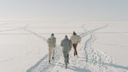 Caminhos individuais se formam adiante ao percorrerem seus destinos