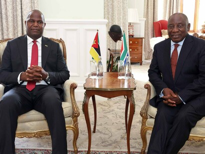 O Presidente da África do Sul Cyril Ramaphosa recebe o Presidente de Moçambique Daniel Chapo de Moçambique para uma reunião em Genadendal. Estas eleições foram o palco de muitas ilicitudes eleitorais que mereciam até uma segunda volta, pois a recontagem não seria uma solução tendo em conta que os Editais e Actas estão viciados de manobras que dão vantagem ao partido no poder 







