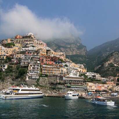 A Positano (Campania, Italia) l’identità della Costiera Amalfitana si intreccia con strutture ricettive, ristorazione e attività dedicate alla fascia alta del turismo