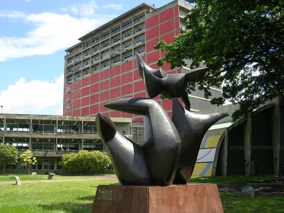 Universidad Central de Venezuela. Escultura en el campus