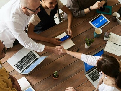 Reunião de negócios em inglês. Reforço que está tudo bem falar com sotaque. O sotaque faz parte da nossa identidade e história, e não existe um único “inglês correto” para todos. Precisamos entender que o inglês é falado em diversos países, então a ideia de falar como um nativo é um pouco questionável