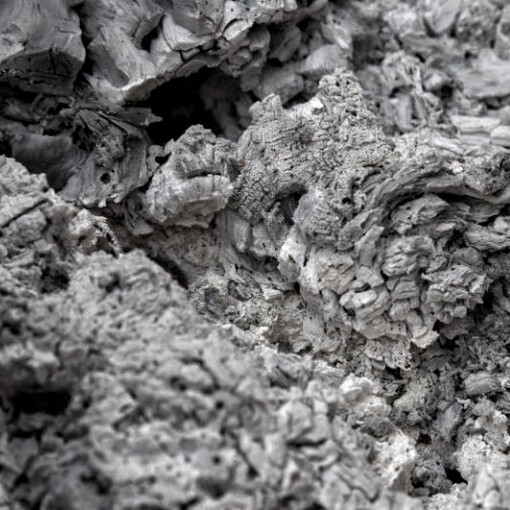 Es una forma de representar todo lo que está arrasado, pero quedan las cenizas de recuerdo