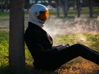 Homem de capacete reflexivo sob uma árvore. A consciência deste processo é, por si, uma ferramenta de cura transgeracional. Se os espaços são detentores de energia, eles acumulam as intensidades das emoções ali vividas. Esses “contentores” simbólicos, quando saturados, desencadeiam conflitos e os litígios por espaços de pertença, usurpam a identidade cultural, geram mortes, dor e muito ressentimentos, os quais são testemunhados ao longo da história.  As disputas por espaços alimentam guerras, destroem e silenciam espiritualidades e ceifam legados de vidas e dignidade