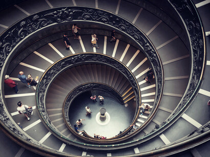 Guardando sé stessi dal punto di vista dell’altro, ciascuno può riconoscere meglio le peculiarità della propria persona e della propria cultura