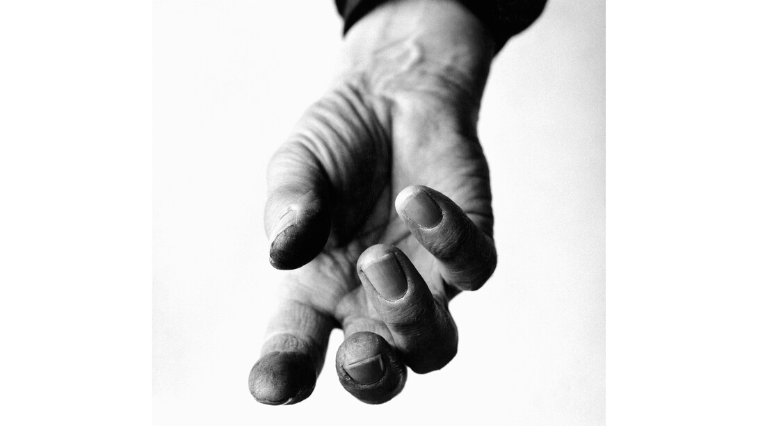 Henry Moore, sculptor, Hertfordshire, England, January 26, 1963. Photograph by Richard Avedon
© The Richard Avedon Foundation