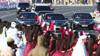 El emir de Qatar, Sheikh Tamim bin Hamad Al Thani, saluda a los asistentes a los actos organizados por el Día Nacional, en Doha