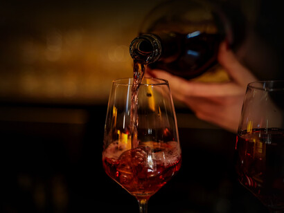 Sirviendo vino en una copa. Brindemos con el vino de la buena amistad, sea chileno o riojano