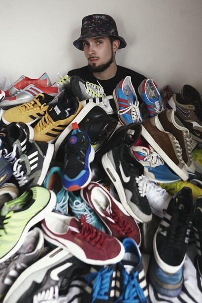 Un "sneakerhead" bajo una montaña de zapatillas deportivas