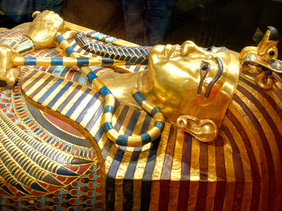 El GEM enseña esto: la memoria, cuando se la honra, se convierte en un puente. Objetos de la tumba de Tutankamón expuestos juntos por primera vez en el GEM, Giza, Egipto