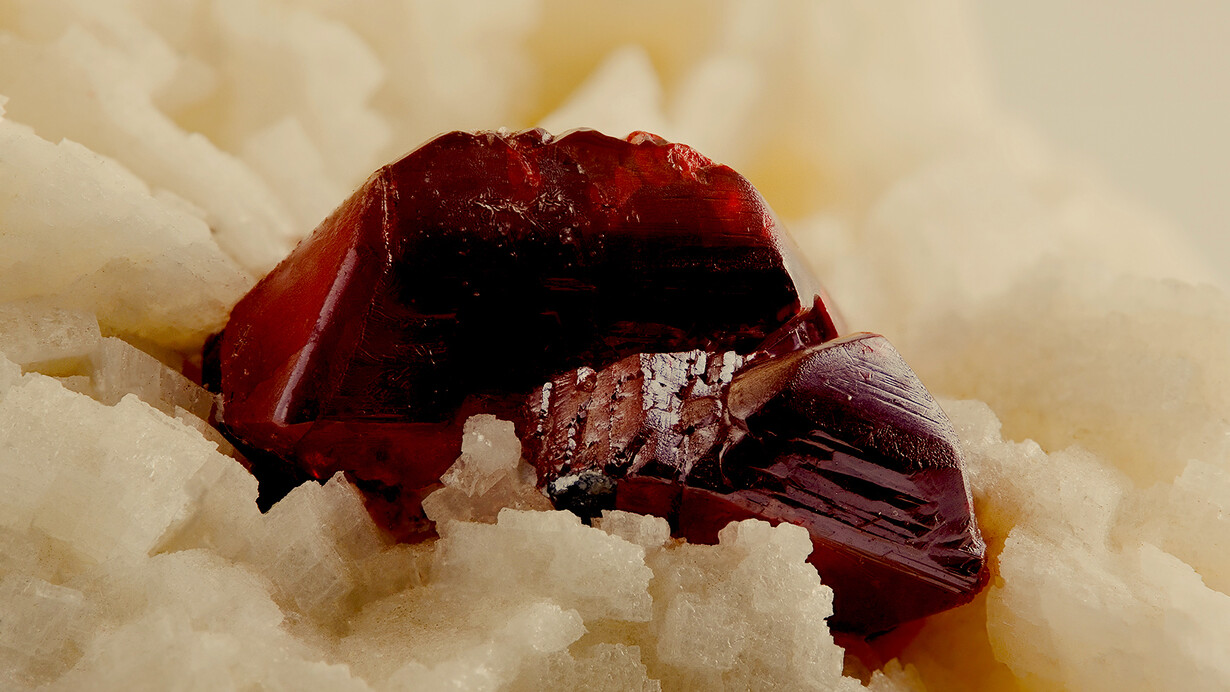 «Si el cinabrio fuera unas veces rojo y otras negro, unas veces ligero y otras pesado; si un hombre tomara unas veces esta forma animal y otras otra; si en el día más largo el campo estuviera cubierto de frutos unas veces y otras de hielo y de nieve, entonces mi imaginación no tendría oportunidad de llevar al pensamiento el cinabrio pesado ante la representación del color rojo...», Crítica de la razón pura, I. Kant (en la imagen, un cristal de cinabrio sobre dolomita)