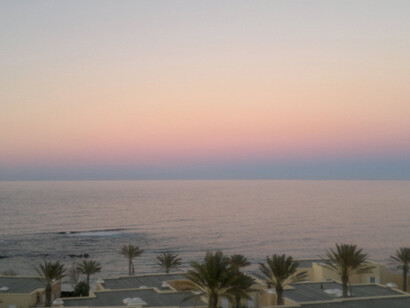 Cielo rosa su Tripoli. Foto di Simonetta Sandri