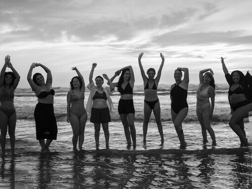 Asumir pequeños riesgos en grupo, como lanzarse al mar, puede ser liberador y recordar la importancia de confiar y dejarse llevar de vez en cuando