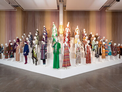 Veduta dell’installazione Le forme della moda con abiti Missoni dal 1953 al 2014. Photo Marco Cappelletti