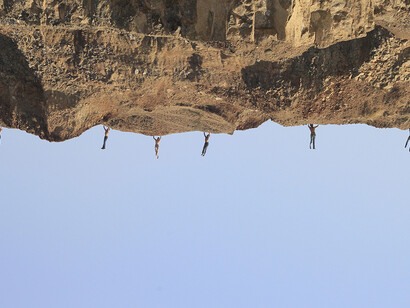 Virginia Zanetti, I pilastri della terra, residenza artistica, performance, workshop, walkings, cava di sabbia, Borgaon, Madya Pradesh, India 2016, Courtesy Traffic Gallery