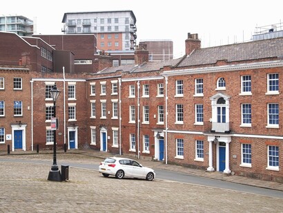 Negli ultimi decenni, Sheffield ha saputo reinventarsi come centro di innovazione e creatività, con una vivace scena musicale, artistica e una crescente comunità di start-up e imprese tecnologiche. Sheffield, UK