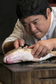 Sangre japonesa, corazón peruano. Mitsuharu Tsumura nació en Lima, pero su familia proviene de Osaka, Japón. Es dueño del restaurante Maido, donde fusiona las tradiciones niponas y peruanas (cocina nikkei), Lima,Perú