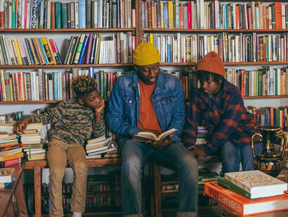 Familia leyendo en una librería