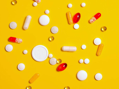 Pillole di medicinali su superficie gialla