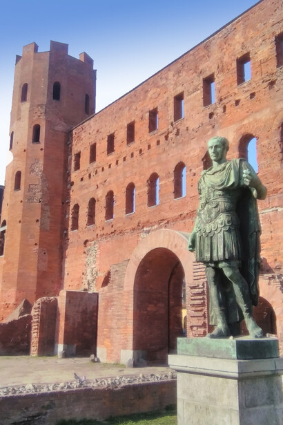 Torre Palatina con statua bronzea di Giulio Cesare, Torino, Italia